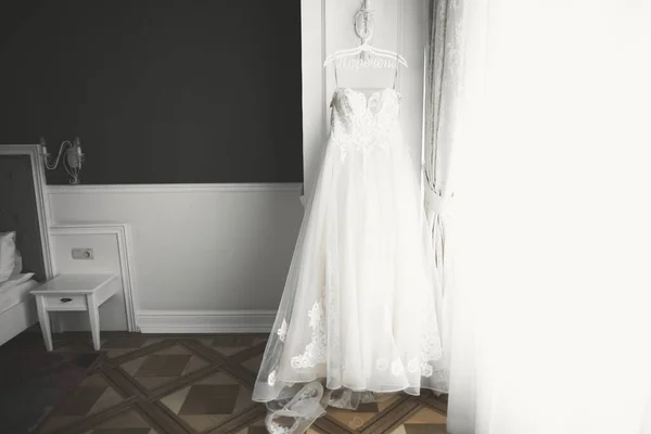 Το τέλειο νυφικό στο δωμάτιο της νύφης — Φωτογραφία Αρχείου