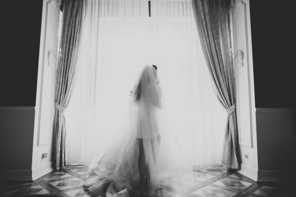 Schöne Braut trägt Mode Hochzeitskleid mit Federn mit luxuriösem Genuss Make-up und Frisur, Studio Indoor Fotoshooting — Stockfoto