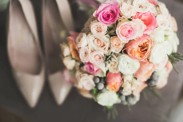 Farklı çiçeklerle güzel bir düğün buketi, güller — Stok fotoğraf