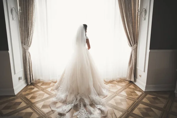 Retrato de novia hermosa con velo de moda en la mañana de la boda — Foto de Stock