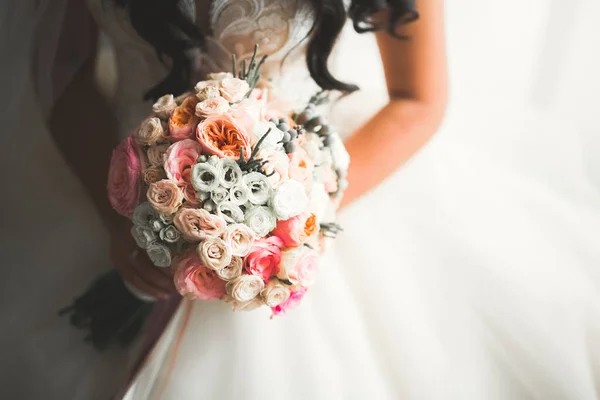 Ritratto di splendida sposa con capelli lunghi in posa con grande bouquet — Foto Stock