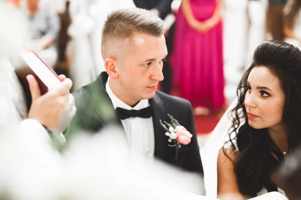 Matrimonio coppia in attesa e sposo sposarsi in una chiesa — Foto Stock