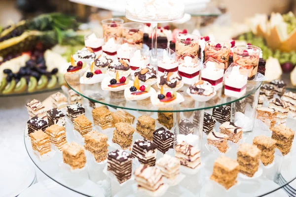 Enfes ve lezzetli bir tatlı masası ve resepsiyonda kapkek fotoğrafları.