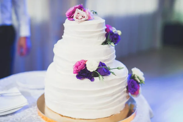 Bolo de casamento decorado de luxo na mesa — Fotografia de Stock