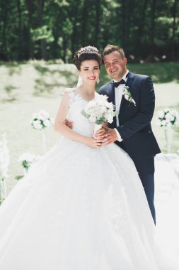 Kafkasyalı mutlu romantik çift evliliklerini kutluyor. Açık hava.