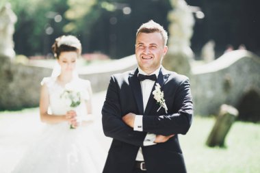 Botanik parkında yürüyen mutlu bir çift.