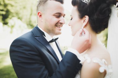 Kafkasyalı mutlu romantik çift evliliklerini kutluyor. Açık hava.