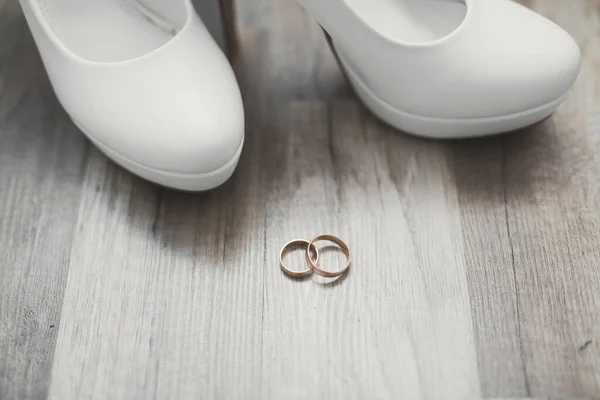 Dois anéis de casamento dourado conceito de fundo isolado — Fotografia de Stock