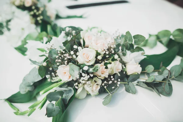Hochzeitsauto mit schönen, luxuriösen Blumen dekoriert — Stockfoto