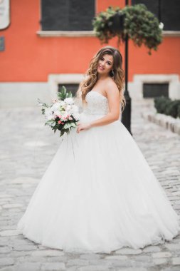 Zarif beyaz elbiseler içinde güzel bir gelin