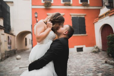 Mükemmel bir çift gelin ve damat düğün günlerinde poz verip öpüşürler.