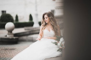 Zarif beyaz elbiseler içinde güzel bir gelin