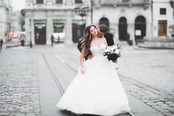 Perfect couple bride, groom posing and kissing in their wedding day — Stock Photo, Image