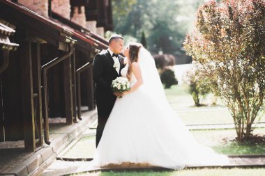 Yeni evli çift el ele tutuşurken parkta koşup zıplıyorlar.