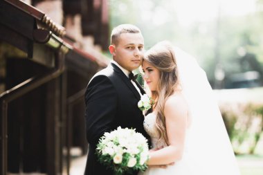 Yeni evli çift el ele tutuşurken parkta koşup zıplıyorlar.