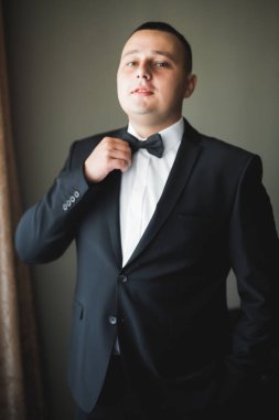 Damat sabah hazırlığı. Yakışıklı adam giyiniyor ve düğüne hazırlanıyor.