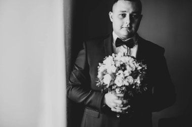 Damat sabah hazırlığı. Yakışıklı adam giyiniyor ve düğüne hazırlanıyor.