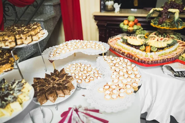 Deliciosa mesa de postre de barra de caramelo de recepción de boda — Foto de Stock