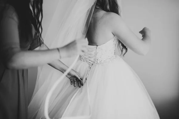 Ritratto di bella sposa con velo di moda al mattino di nozze — Foto Stock