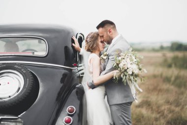 Kafkasyalı mutlu romantik çift evliliklerini kutluyor. Açık hava.