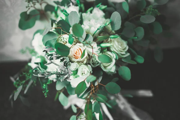 Maravilhoso bouquet de casamento de luxo de flores diferentes — Fotografia de Stock