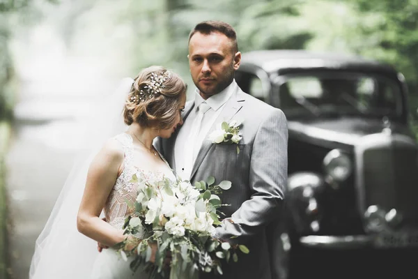 Casal jovem romântico feliz caucasiano comemorando seu casamento. Ao ar livre — Fotografia de Stock