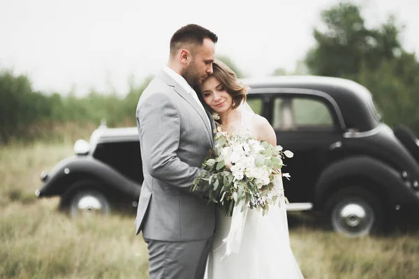 Caucasian happy romantic young couple celebrating their marriage. Outdoor — Stock Photo, Image