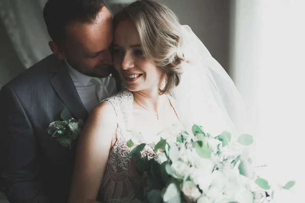 Preciosa pareja feliz boda, novia con vestido blanco largo —  Fotos de Stock