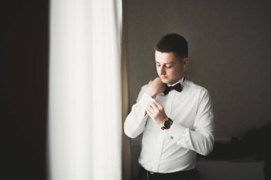 Genç ve yakışıklı bir adam iş toplantısından sonra bir otelde dinleniyor.