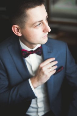 Genç ve yakışıklı bir adam iş toplantısından sonra bir otelde dinleniyor.