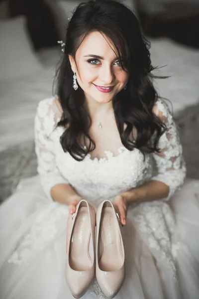 White stylish wedding shoes for bride. Close-up — Stock Photo, Image