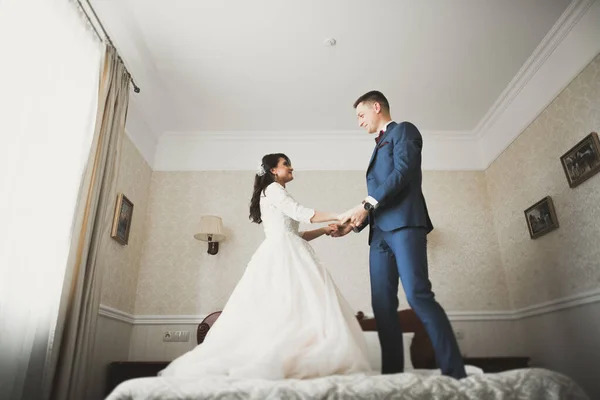 Linda novia feliz y novio preparándose para la boda —  Fotos de Stock