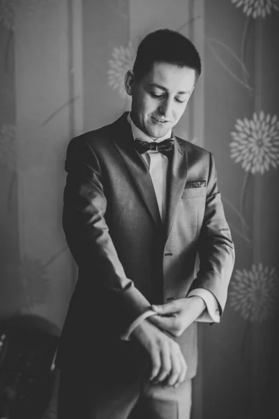 Young handsome man relaxing at his apartment in a hotel after business meeting — Stock Photo, Image