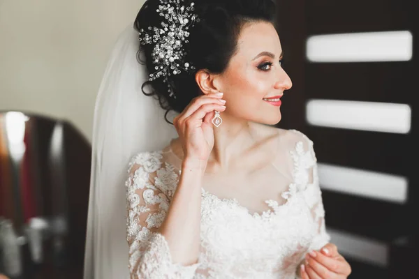 Mariée de luxe en robe blanche posant tout en se préparant pour la cérémonie de mariage — Photo