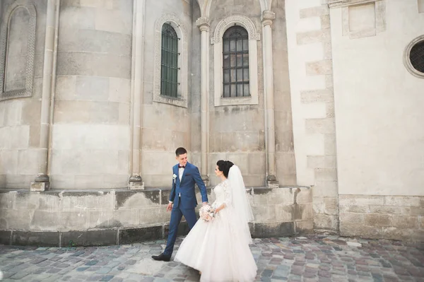 Güzel, mutlu bir düğün çifti, güzel şehirde uzun beyaz elbiseli bir gelin. — Stok fotoğraf