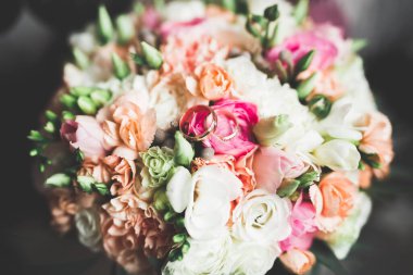 İki altın alyans izole edilmiş arka plan