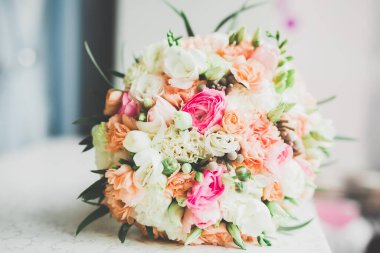 Farklı çiçeklerden oluşan lüks bir düğün buketi.