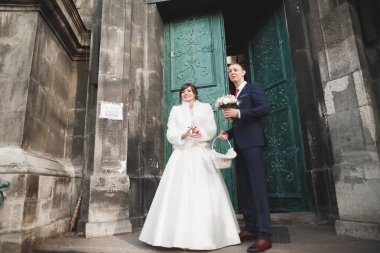 Lüks evli çift, gelin ve damat eski şehirde poz veriyor.