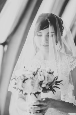 Kilisedeki masanın üzerinde altın taçlar var.