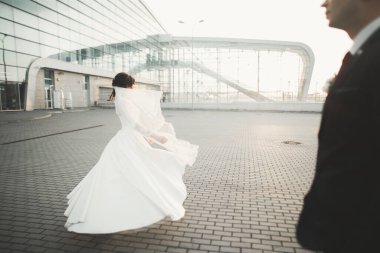 Lüks evli çift, gelin ve damat eski şehirde poz veriyor.