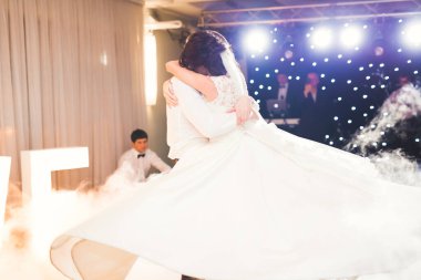 Güzel bir düğün çifti yeni evlendi ve ilk danslarını ediyorlar.