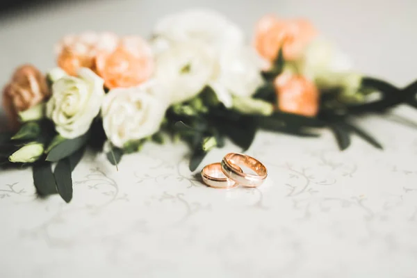 Dois anéis de casamento dourado conceito de fundo isolado — Fotografia de Stock