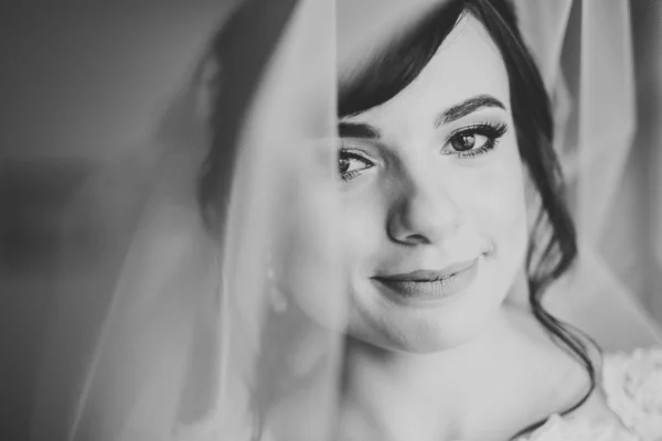 Porträt der schönen Braut mit Modeschleier am Hochzeitsmorgen — Stockfoto
