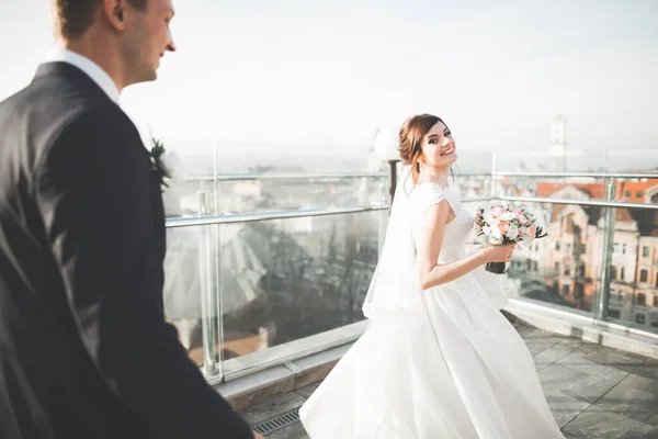 Casal bonito elegante beijando e abraçando no fundo vista panorâmica da cidade velha — Fotografia de Stock