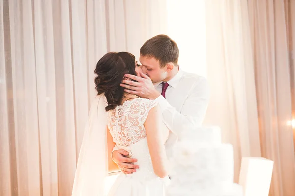 結婚式のケーキを切る時の花嫁と新郎 — ストック写真