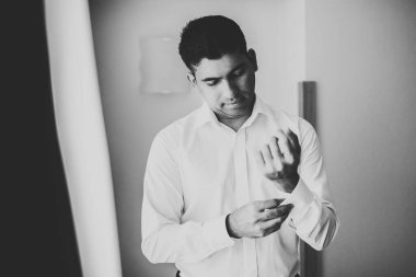 Genç ve yakışıklı bir adam iş toplantısından sonra bir otelde dinleniyor.