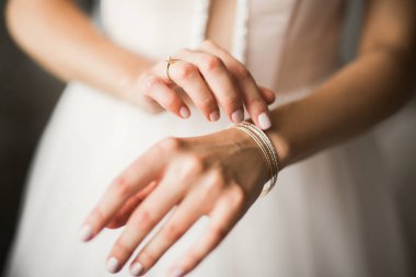 Tüylü, lüks makyaj, saç stili, stüdyo içi fotoğraf çekimi olan güzel bir gelin.