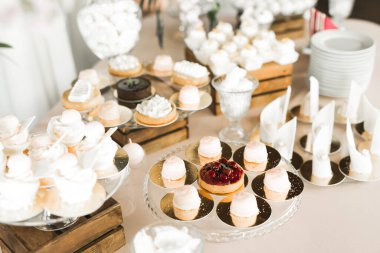 Çeşitli lezzetli tatlılar, yemek fikirleri ve kutlamalarla dolu bir büfe.