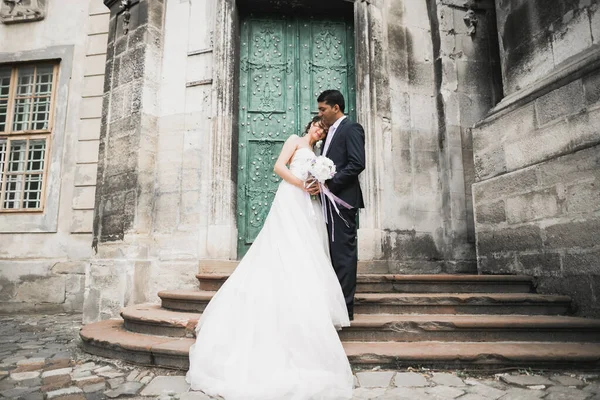 Kochająca się para weselna wraca ulicami Lwowa — Zdjęcie stockowe