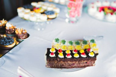 Lezzetli düğün resepsiyonu, tatlı masası.